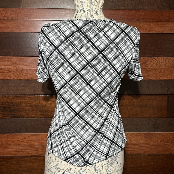 Covington Scoop Neck Short Sleeve Black and White Striped Blouse - Picture 8 of 10